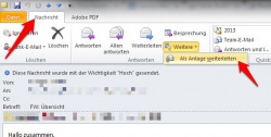 Öffnen Sie die Nachricht und klicken Sie im Menüband "Nachricht" (linker roter Pfeil) im Bereich Antworten auf "Weitere". Wählen Sie den Eintrag "Als Anlage weiterleiten" (rechter roter Pfeil).