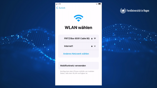 Nun verbinden Sie das Gerät mit einem WLAN Netzwerk mit Internetzugang oder wählen Sie "Mobilfunknetz verwenden" - die Netzwerke "eduroam" und "FU-Campus" können zur Einrichtung der Geräte leider nicht genutzt werden. Alternativ können Sie über ein Smartphone einen persönlichen Hotspot nutzen.