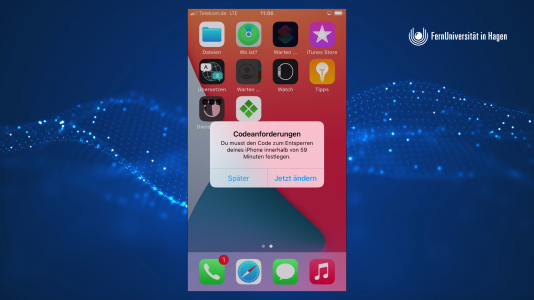 Nachdem die Ersteinrichtung des Gerätes abgeschlossen wurde, landen Sie auf dem Homebildschirm - hier werden automatisiert zwei Apps installiert: Apps@Work und MobileIron@Work. Mit Apps@Work können Sie von uns bereitgestellte Applikationen beziehen, mit MobileIron@Work stellt das Gerät eine sichere Verbindung zu unserem MDM Server her. Hier können Sie auch die Datenschutzeinstellungen einsehen. Zudem werden Sie wie auf dem Bild zu erkennen aufgefordert, einen Entsperrcode für das Gerät innerhalb von 60 Minuten festzulegen. Dieser muss nach erster Eingabe erneut bestätigt werden.